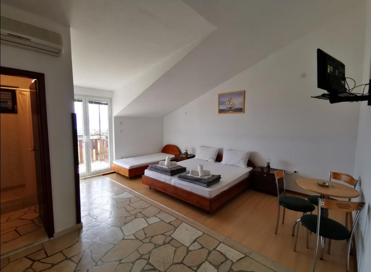 Apartments Plazibat Škrip エクステリア 写真