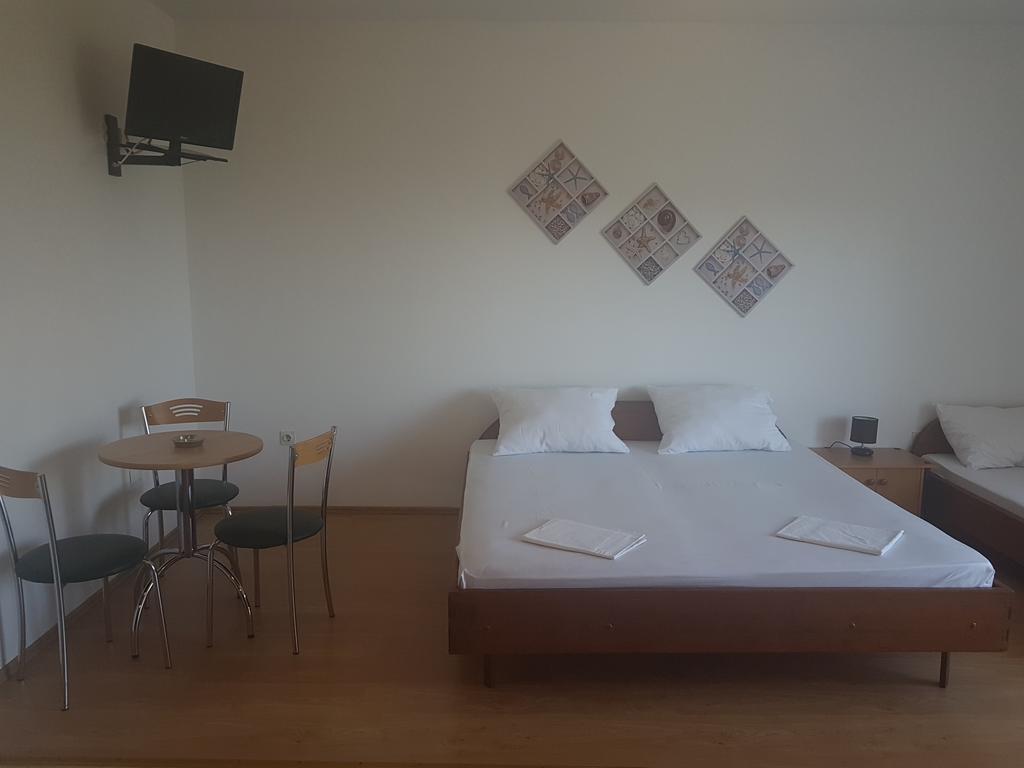 Apartments Plazibat Škrip エクステリア 写真