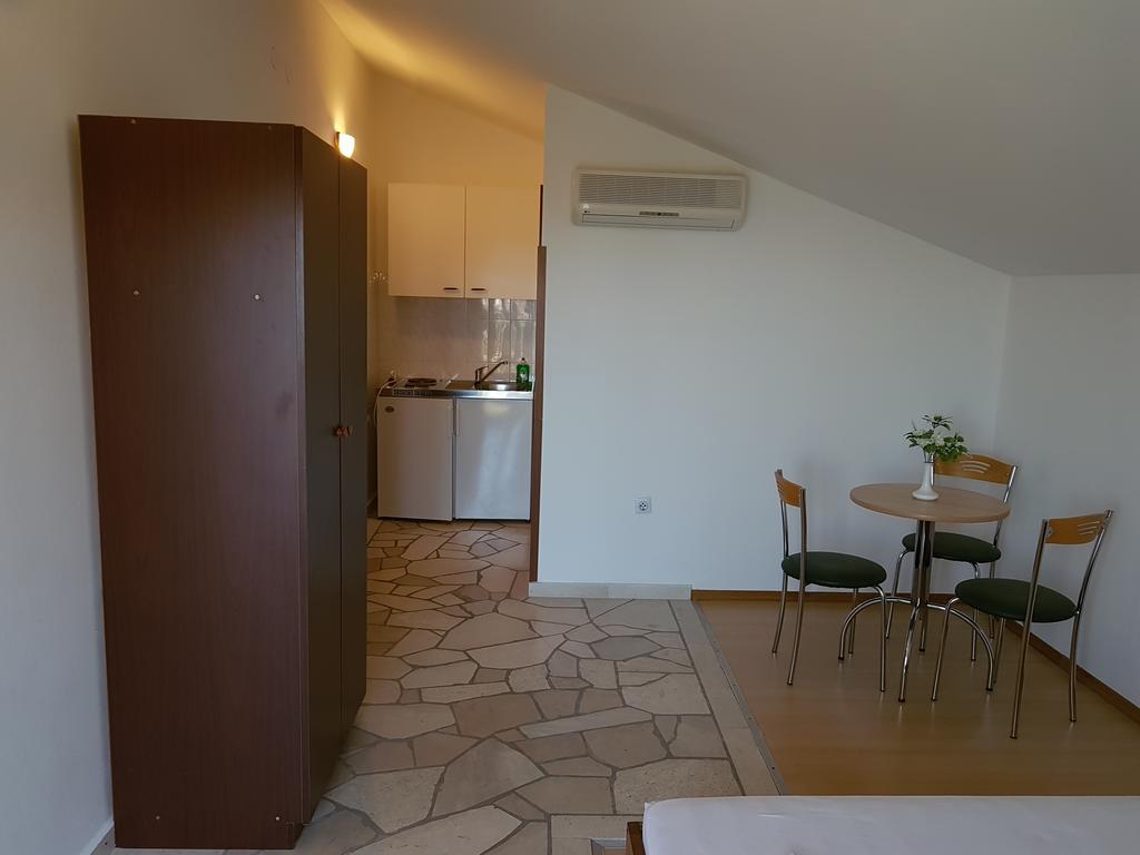 Apartments Plazibat Škrip エクステリア 写真