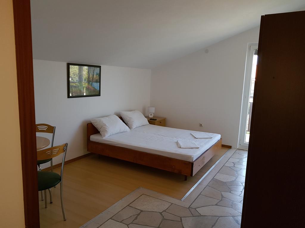 Apartments Plazibat Škrip エクステリア 写真