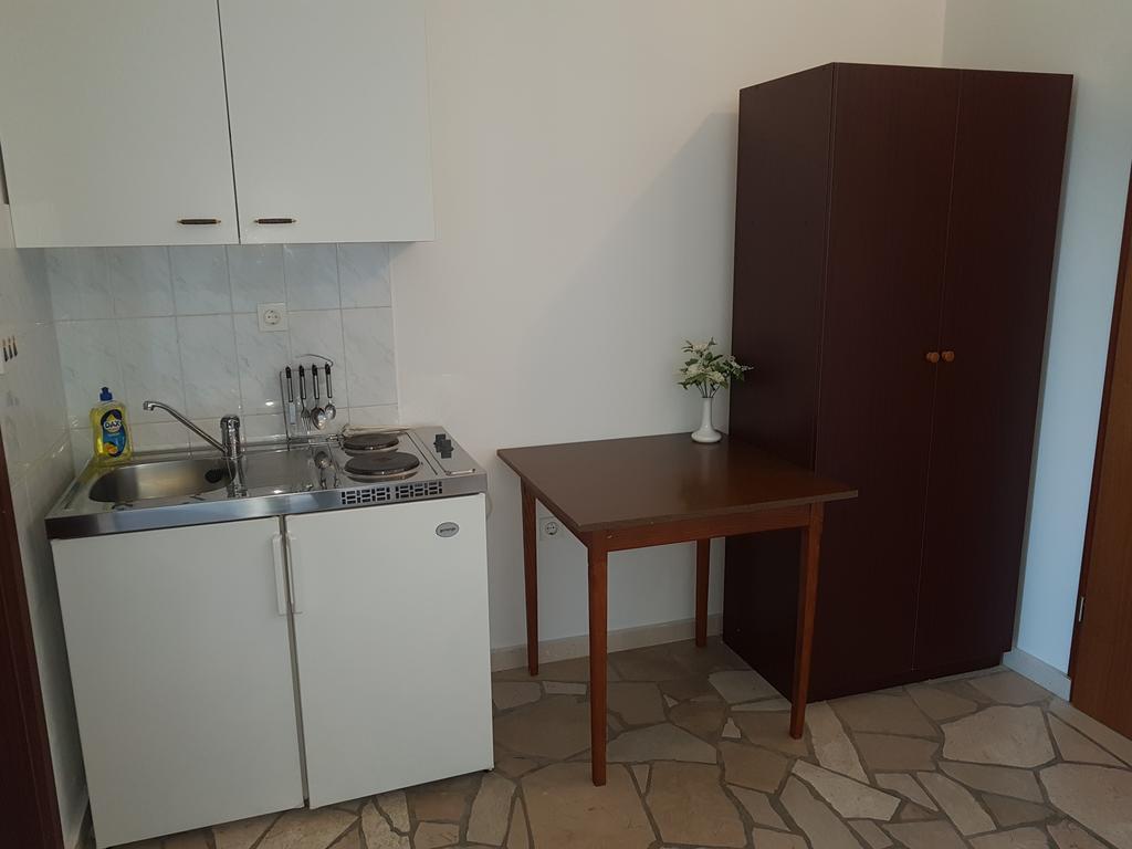 Apartments Plazibat Škrip エクステリア 写真