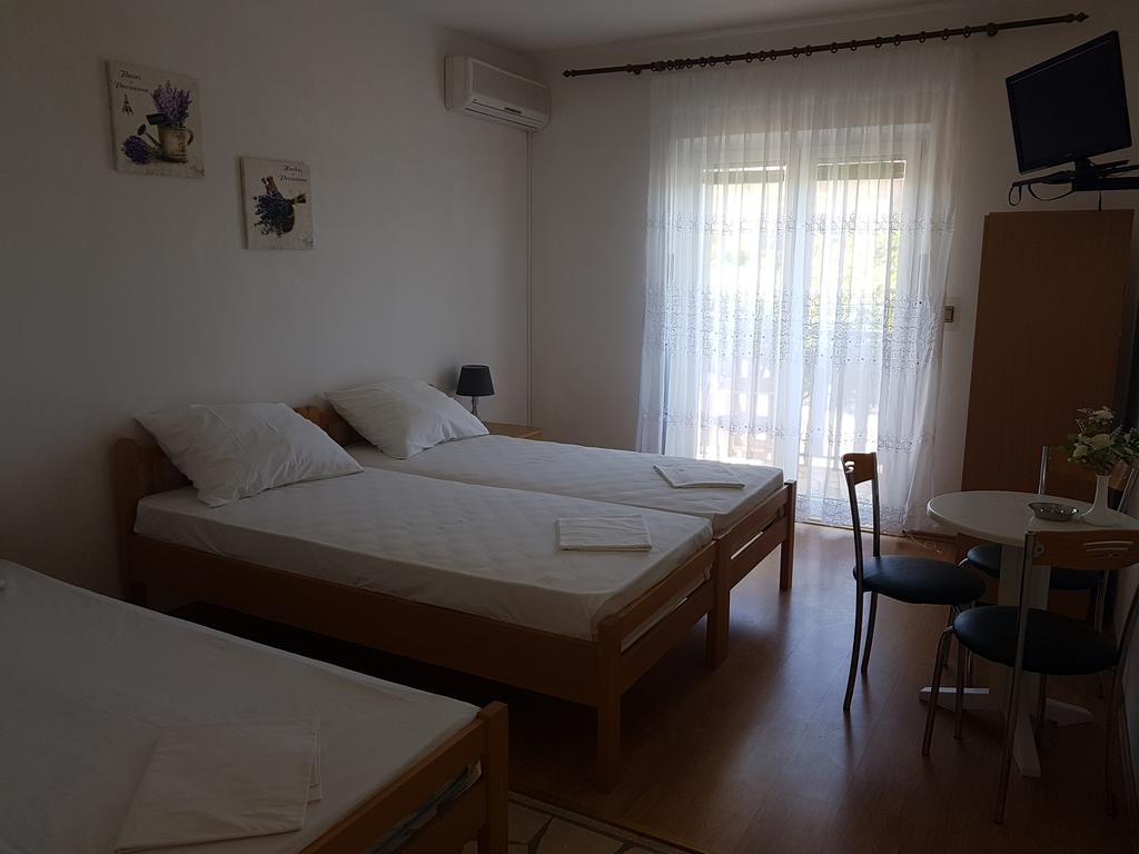 Apartments Plazibat Škrip エクステリア 写真